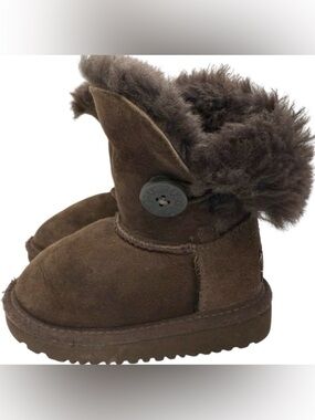 Kids UGG Boots - Size 6